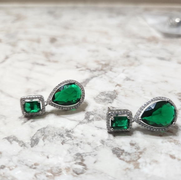 New Emerald Dangle Silver Plated Earrings - Picture 7 of 8